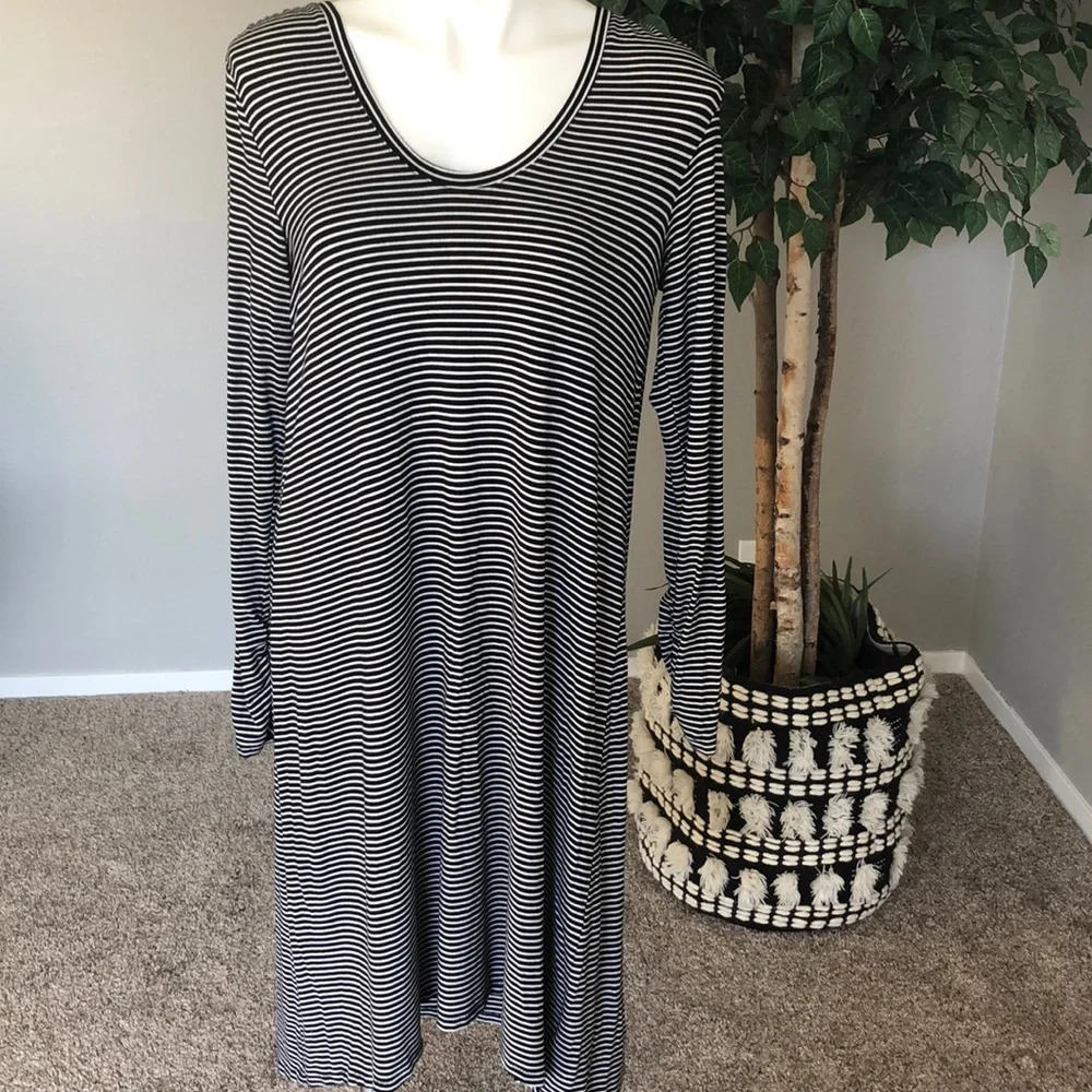 Gap Black and White Scoop Neck Hi-Low Dress‎